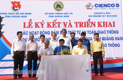  Tỉnh Đoàn, Sở Giao thông vận tải tỉnh và Tổng công ty Xây dựng CTGT 5 ký kết chương trình phối hợp.